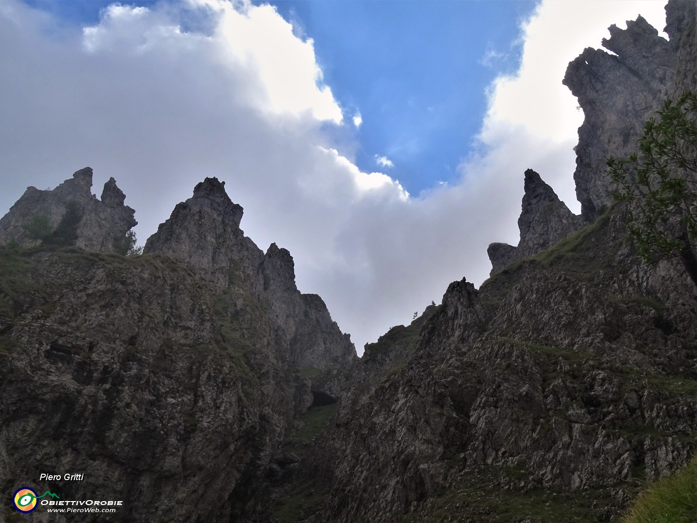 37 Ardite pareti rocciose culminanti in guglie e pinnacoli .JPG